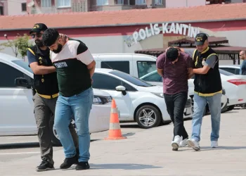 Husumetli oldukları aileyi silahla taradılar