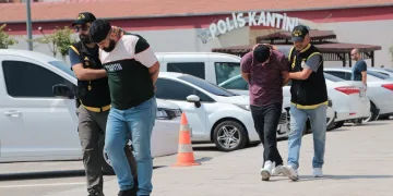 Husumetli oldukları aileyi silahla taradılar