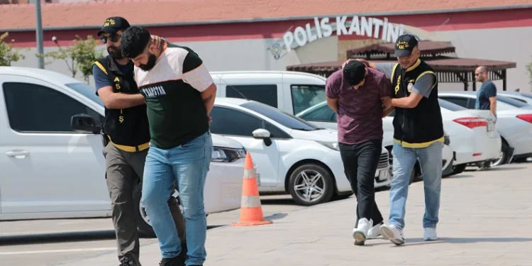 Husumetli oldukları aileyi silahla taradılar