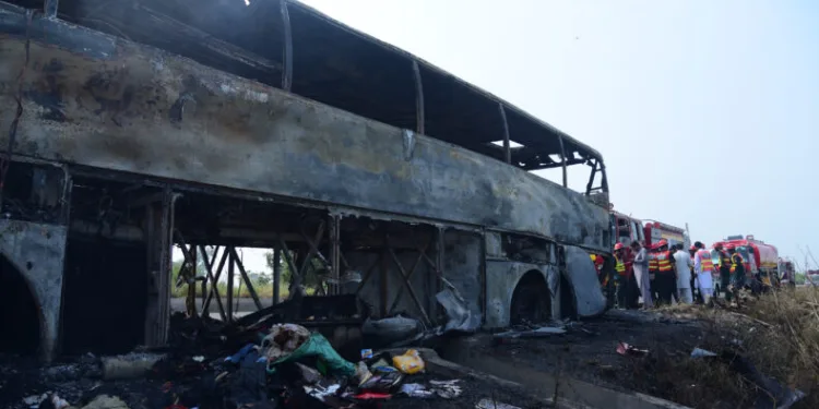 Kaza yapan otobüs yandı: 20 ölü, 15 yaralı