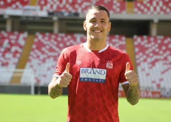 Sivasspor, Rey Manaj’ı renklerine bağladı