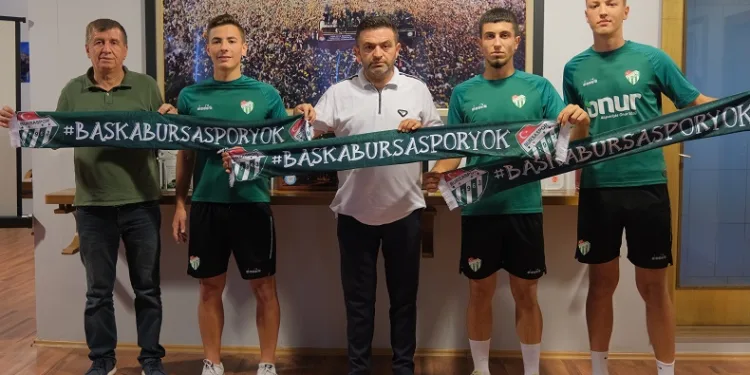 Bursaspor’dan gençlere profesyonel sözleşme