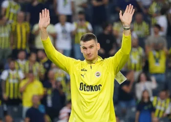 Dominik Livakovic, Fenerbahçe taraftarını selamladı