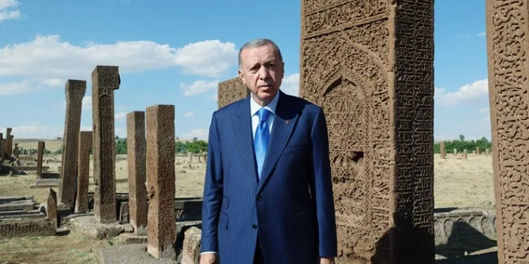 Cumhurbaşkanı Erdoğan, Ahlat Selçuklu Mezarlığı’nı ziyaret etti