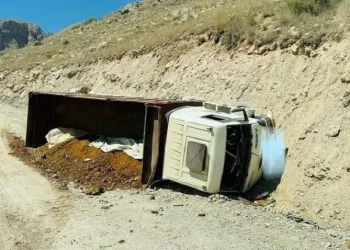 Freni patlayan maden yüklü kamyon devrildi