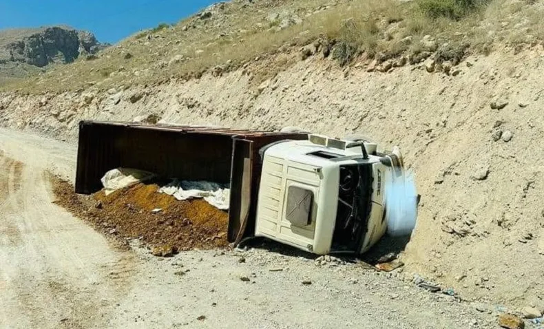 Freni patlayan maden yüklü kamyon devrildi