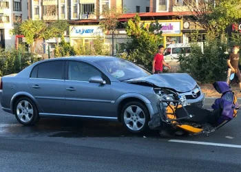 Otomobilin çarptığı motorlu kurye ağır yaralandı