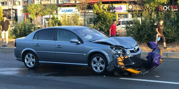 Otomobilin çarptığı motorlu kurye ağır yaralandı