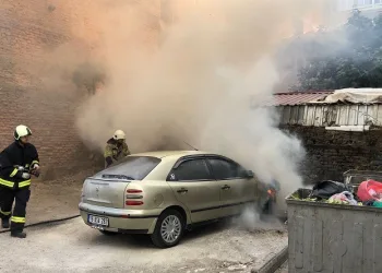 Gemlik’te park halindeki otomobil alev alev yandı