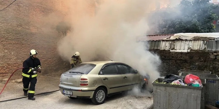 Gemlik’te park halindeki otomobil alev alev yandı