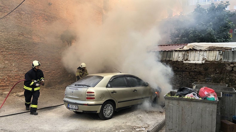 Gemlik’te park halindeki otomobil alev alev yandı