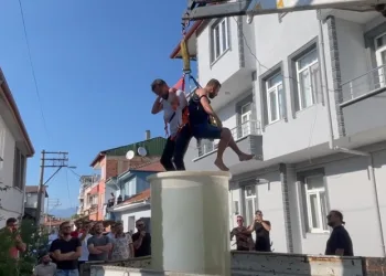İznik’te ilginç gelenek: Damadı vinçe astılar