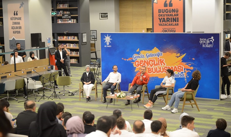 Sanayi Bakanı Kacır, Bursa'da gençlerle buluştu
