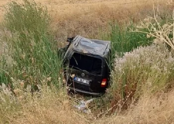 Hafif ticari araç takla attı