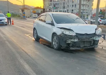Kırmızı ışıkta bekleyen otomobile başka bir araç çarptı