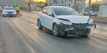 Kırmızı ışıkta bekleyen otomobile başka bir araç çarptı