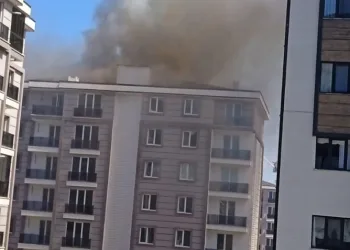 Silivri’de bir binanın çatısında çıkan yangın paniğe neden oldu