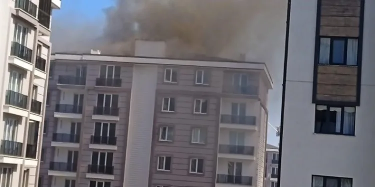 Silivri’de bir binanın çatısında çıkan yangın paniğe neden oldu