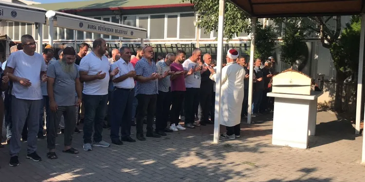 Bursa’da asansör boşluğunda cansız bedeni bulunan genç kız toprağa verildi