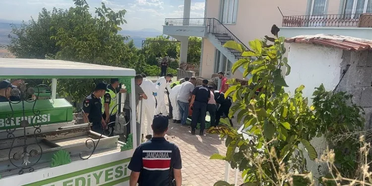 Önce eşini sonra kendisini öldürdü