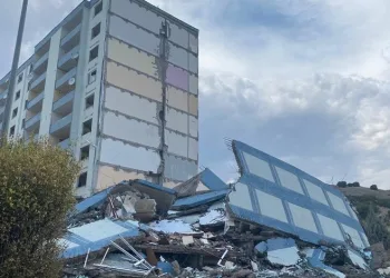 Depremde ağır hasar alan binaların dinamitle yıkımına başlandı