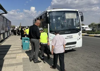 Motosiklet ile halk otobüsü çarpıştı