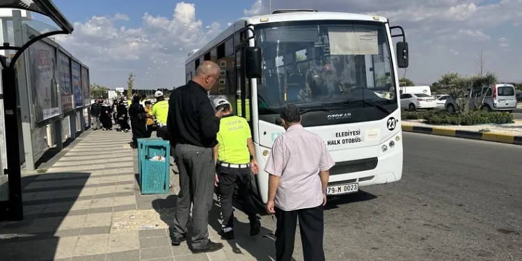 Motosiklet ile halk otobüsü çarpıştı