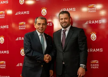 Transfere katkı sağlayan stat isim sponsoru RAMS Global’de Mauro İcardi mutluluğu