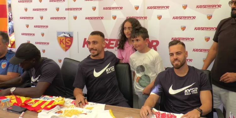 Kayserisporlu futbolcular taraftarlarla buluştu