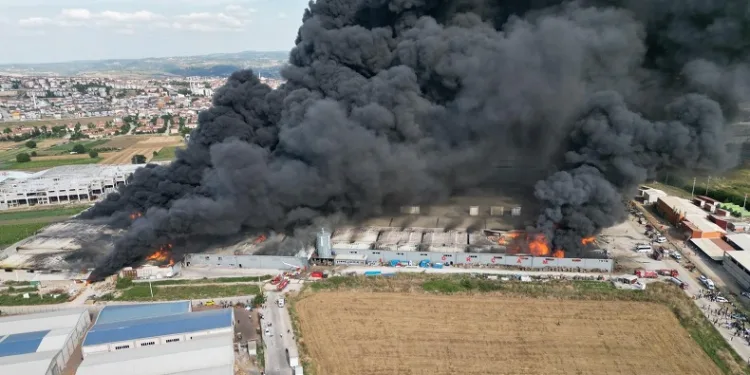 Bursa’daki yangına 3 helikopter, 2 uçak müdahale ediliyor