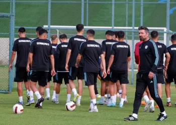 Erzurumspor Teknik Direktörü Hakan Kutlu: “Lige kendi sahamızda başlamak istiyoruz”