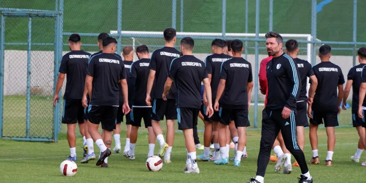 Erzurumspor Teknik Direktörü Hakan Kutlu: “Lige kendi sahamızda başlamak istiyoruz”
