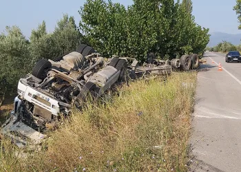 Saç yüklü tır takla attı
