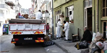 Bursa’daki çöp evden 2 kamyon eşya çıktı