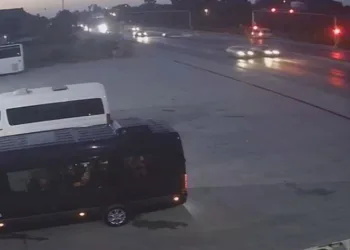 Kırmızı ışık ihlali yapıp ters şeride geçti