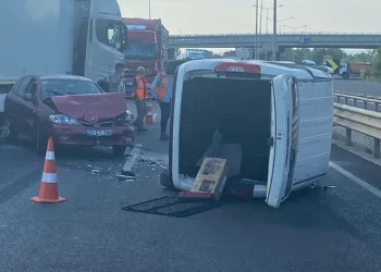 Otomobil ile hafif ticari araç kafa kafaya çarpıştı