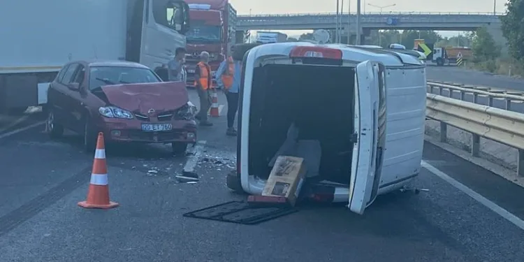 Otomobil ile hafif ticari araç kafa kafaya çarpıştı