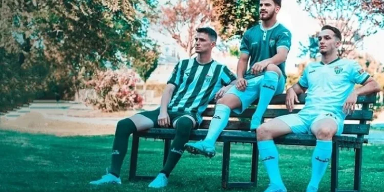 Bursaspor yeni sezon formalarını tanıttı