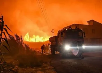 Çanakkale’de yangın yerleşim yerlerine ulaştı