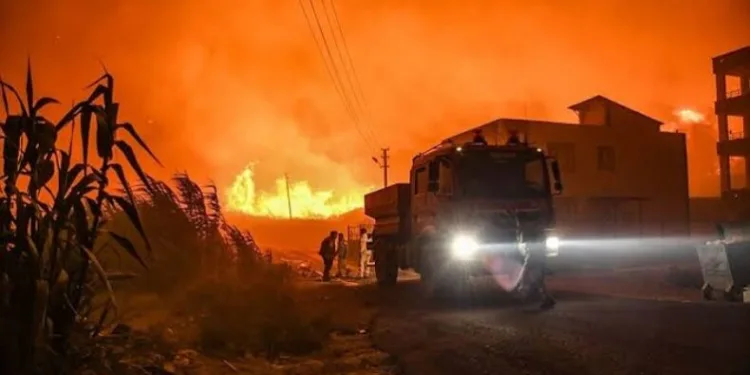 Çanakkale’de yangın yerleşim yerlerine ulaştı