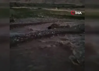Kozluk’ta su kanalı patladı