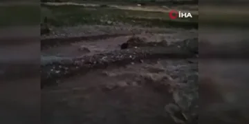 Kozluk’ta su kanalı patladı