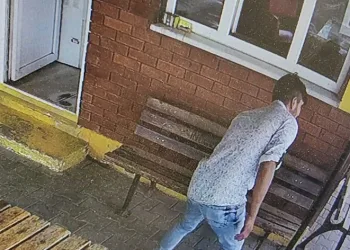 Taksiden indi, duraktan telefon çaldı