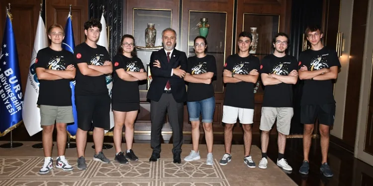 Şahinkaya Merküt roket takımı Başkan Aktaş ile Sanayi ve Teknoloji İl Müdürü Latif Deniz’i ziyaret etti