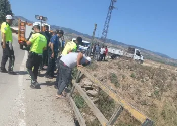 Direksiyon hakimiyetini kaybetti, köprüden düştü