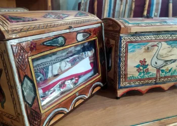 Odun parçalarını sanata çeviriyor