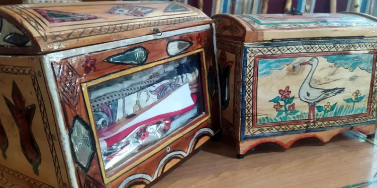Odun parçalarını sanata çeviriyor