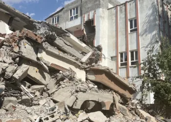 Ağır hasarlı, hafif hasarlı binanın üzerine yıkıldı