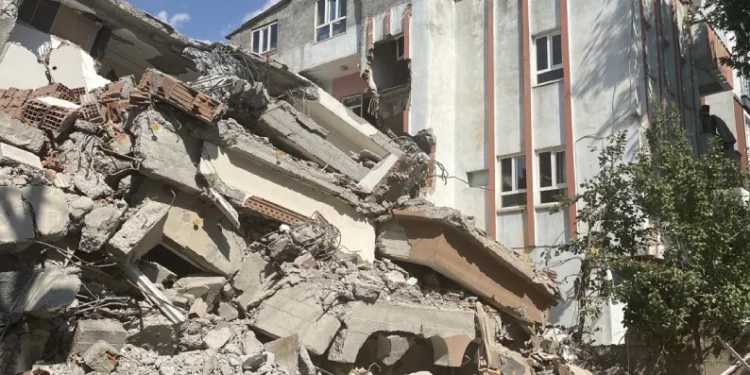 Ağır hasarlı, hafif hasarlı binanın üzerine yıkıldı