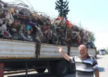 Enkazdan çıkarılan demirler yeniden kazandırılıyor